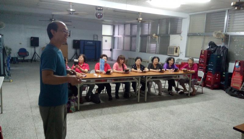 就業E路通課程，講師與學員上課畫面