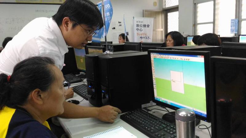 3D列印課程老師仔細講解課程畫面