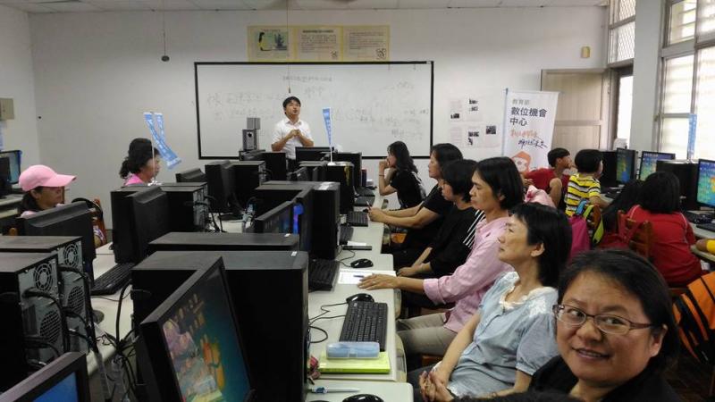 3D列印課程講師與學員上課畫面