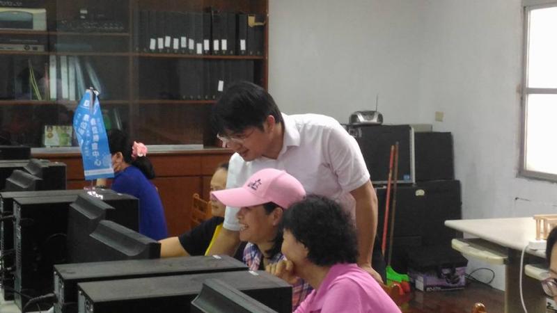 3D列印課程講師帶領學員實作