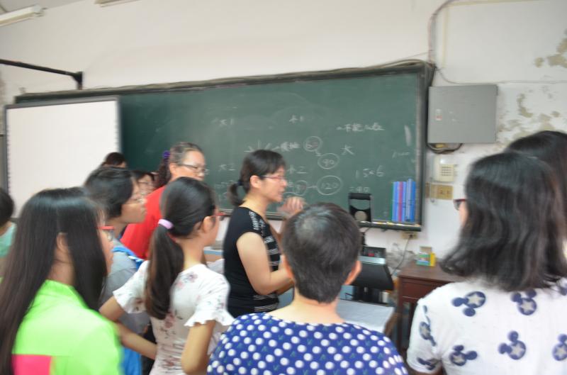 講師講解如何操作轉印機