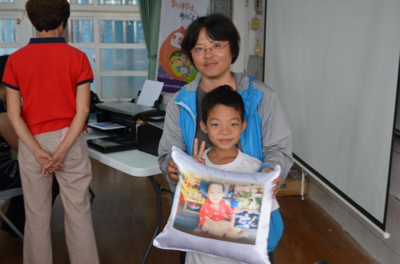 親子與共同製作的抱枕開心合影