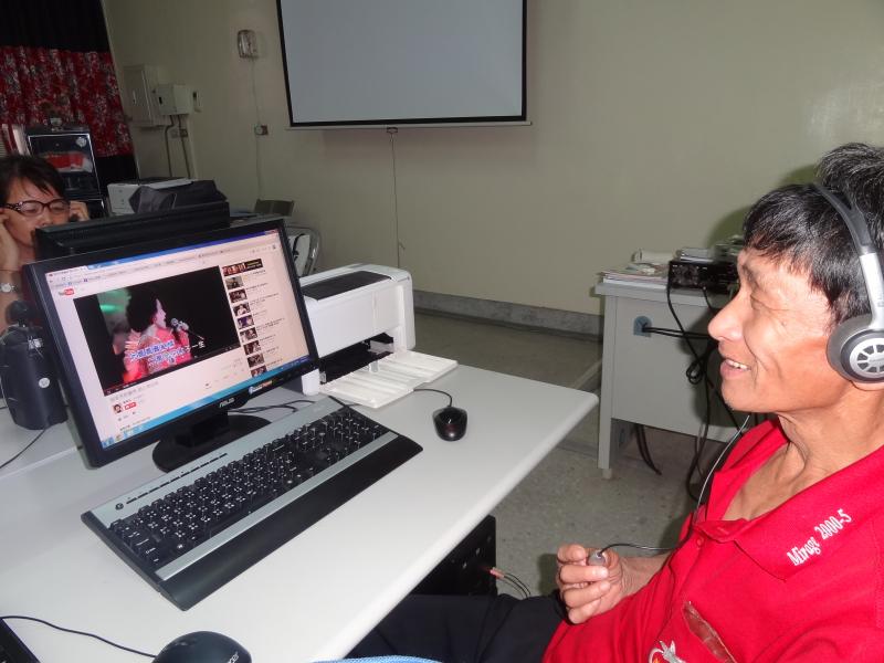 學員盯著螢幕看劇