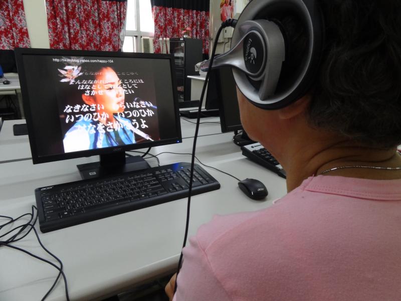 學員戴耳機聽音樂看MV