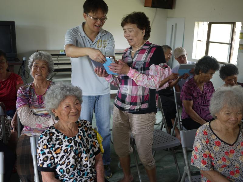 講師指導長者使用平板