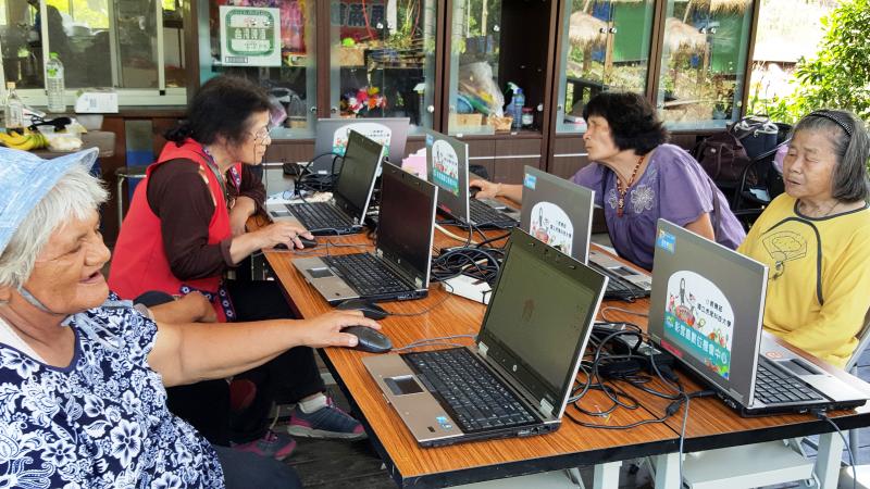 學員練習操作滑鼠