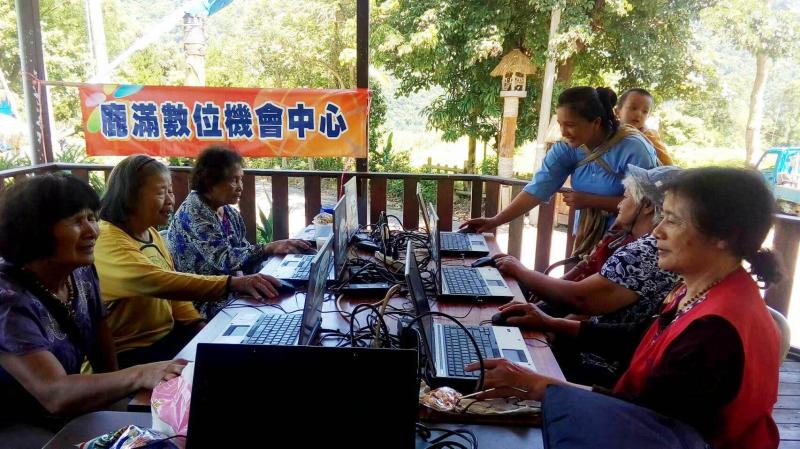 學員練習鍵盤按鍵位置及注音符號