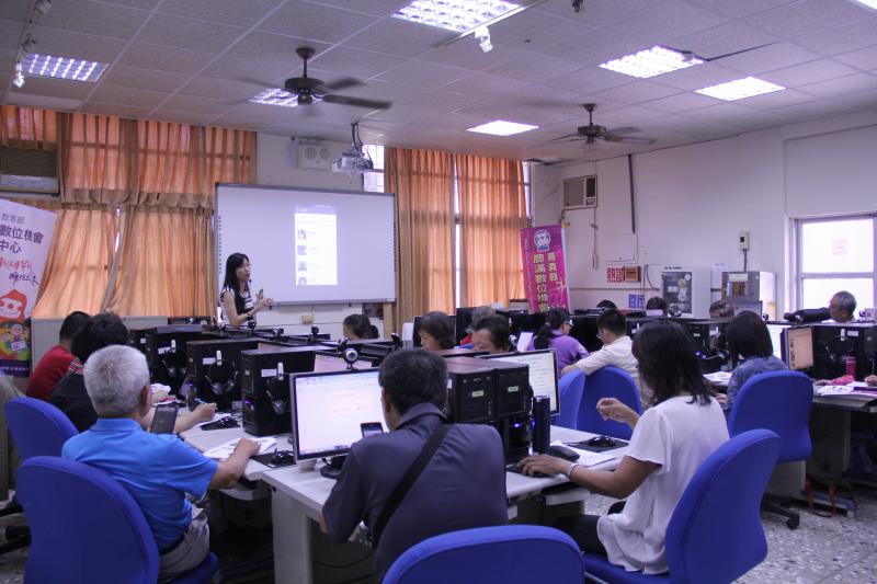 趙老師介紹Facebook相片功能及相片組合app使用