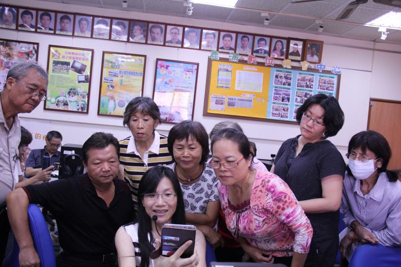 老師個別指導學員使用Facebook線上聊天室功能