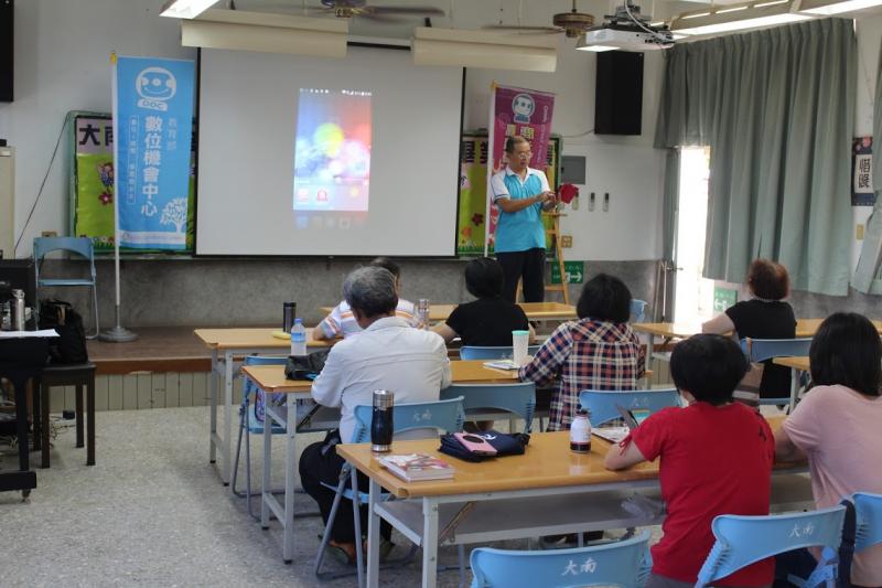 周講師介紹平板電腦及智慧型手機