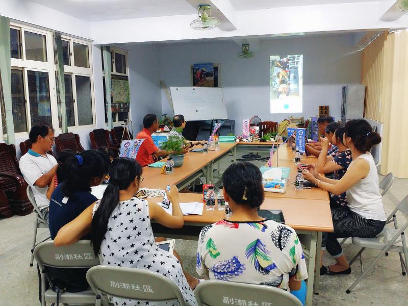 老師示範教學如何操作