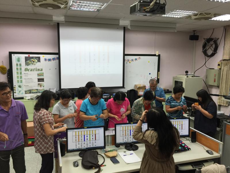 學員自製網路線並檢測通電。