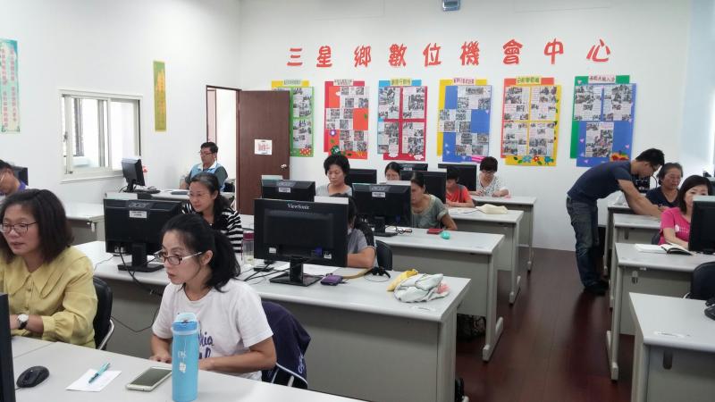 認真創作表單的學員