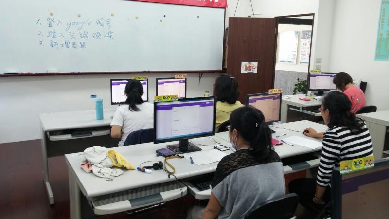 從教室後面的角度拍攝