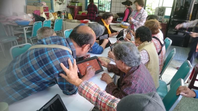 學員練習相機基本操作