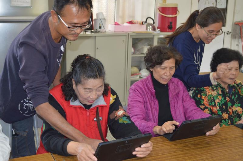 個別指導學員操作平板