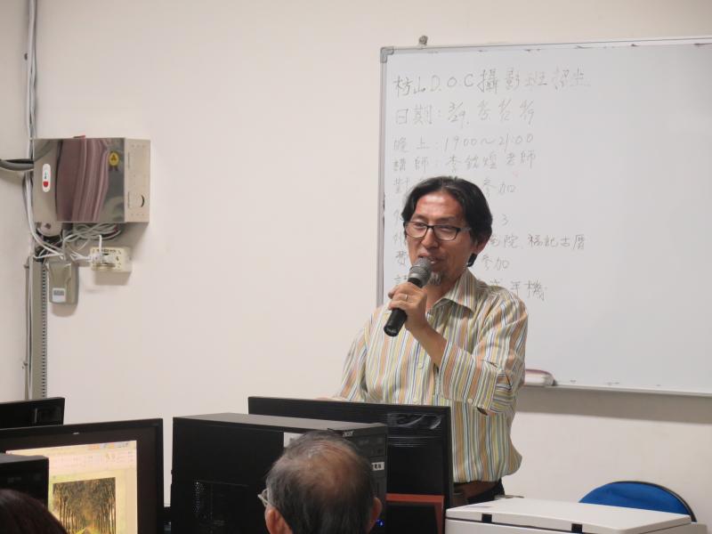 現任教於美和科技大學國文與美術欣賞科目的李銘煌老師。