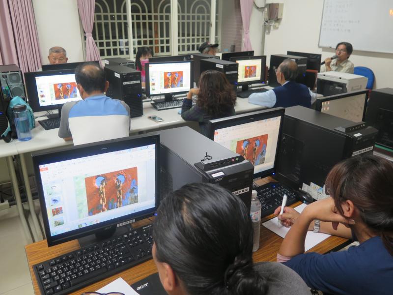 基礎攝影課程，學員年齡涵蓋老、中、青三代。