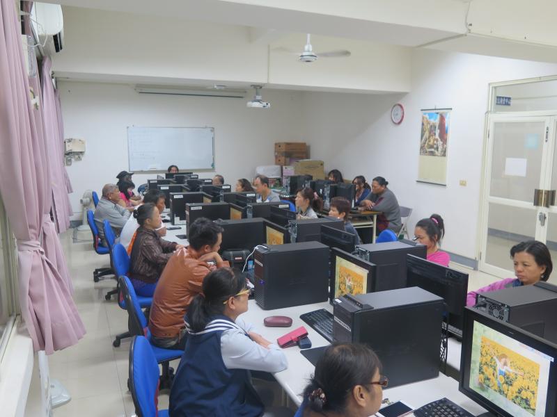 枋山doc電腦教室學習場景。