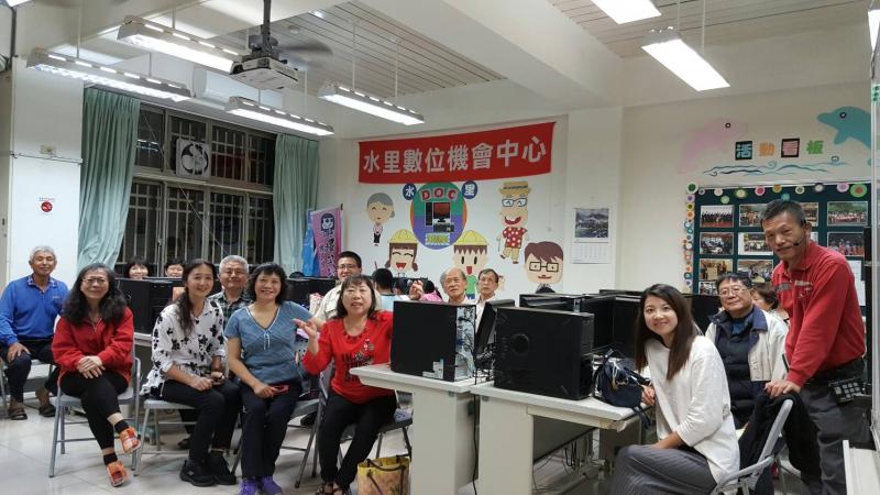 利用三角架拍攝團體大合照