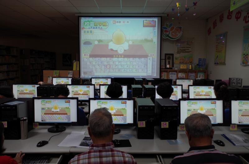 ㄅㄆㄇㄈㄉㄊㄏ ಠ‿↼    學員上課笑ㄏㄏ    認真練習好樣ㄉ