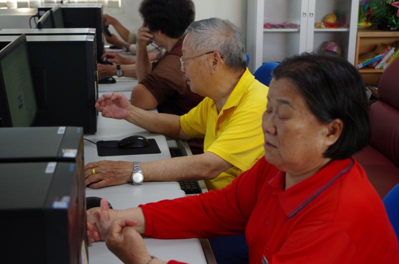 掐指一算，    恩......這個密碼好!      伯伯阿姨夫妻倆神同步 （＞ｙ＜）