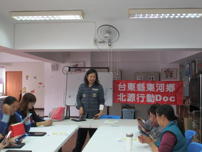 進而使用臉書社團維繫親朋好友感情，也可以將自家農產手工藝商品分享臉書上PO文，增加曝光率，方便迅速銷售，讓數位生活中多了點數位經濟味道