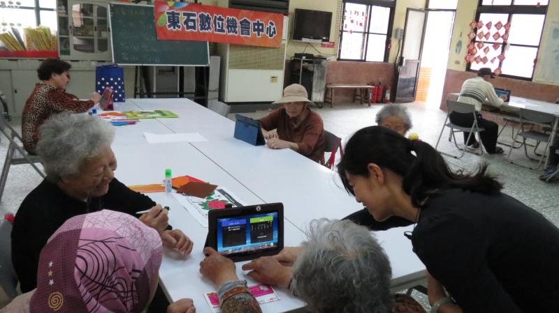 老師示範教學如何操作