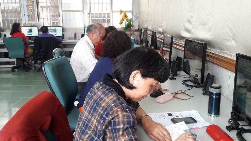 學員認真做筆記