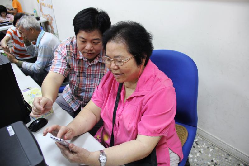 母子互動學習好溫馨