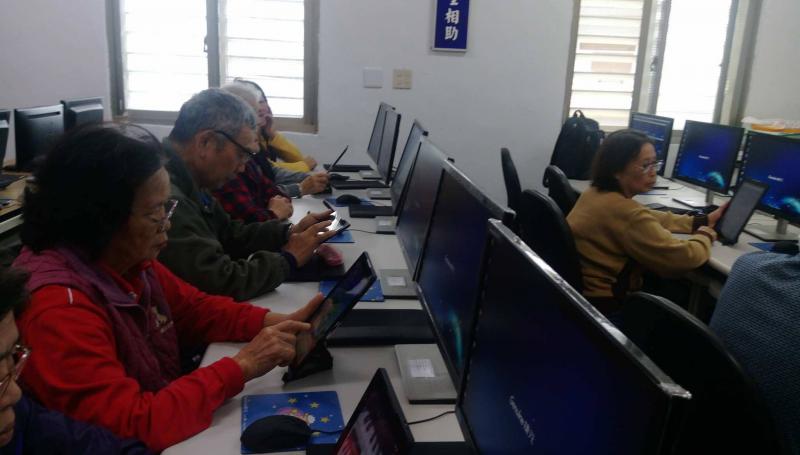 [鳳林數位機會中心]網路課程學員上課畫面