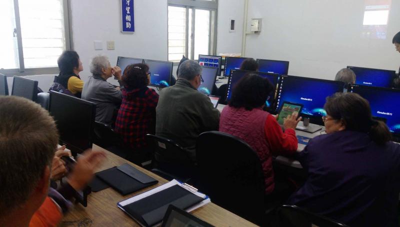 [鳳林數位機會中心]網路課程講師講解操作畫面