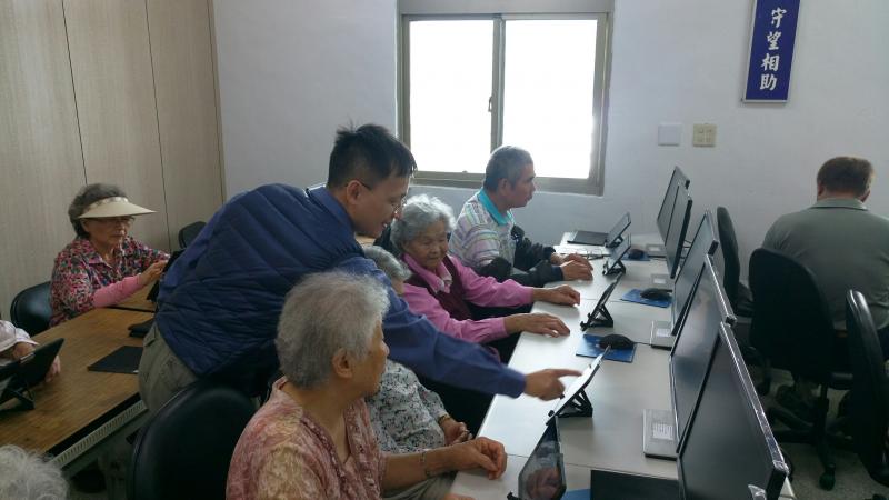 [鳳林數位機會中心]網路課程講師向學員示範操作過程