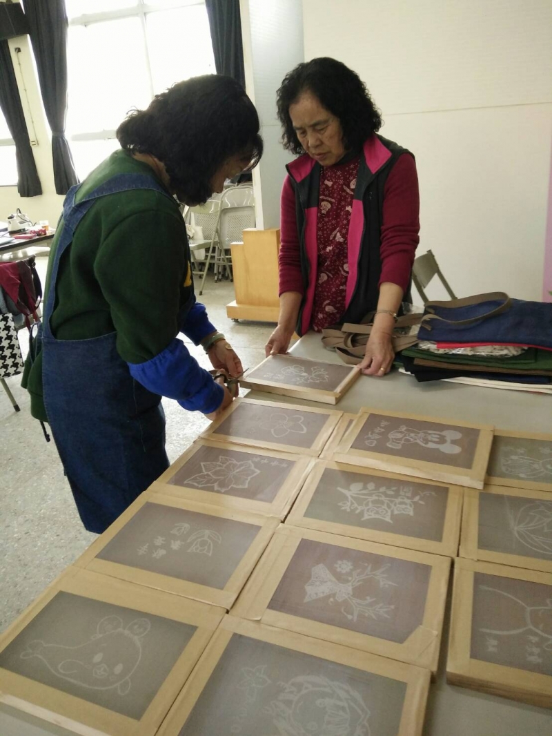 圖案設計完成後，老師讓學員練習將自己的設計