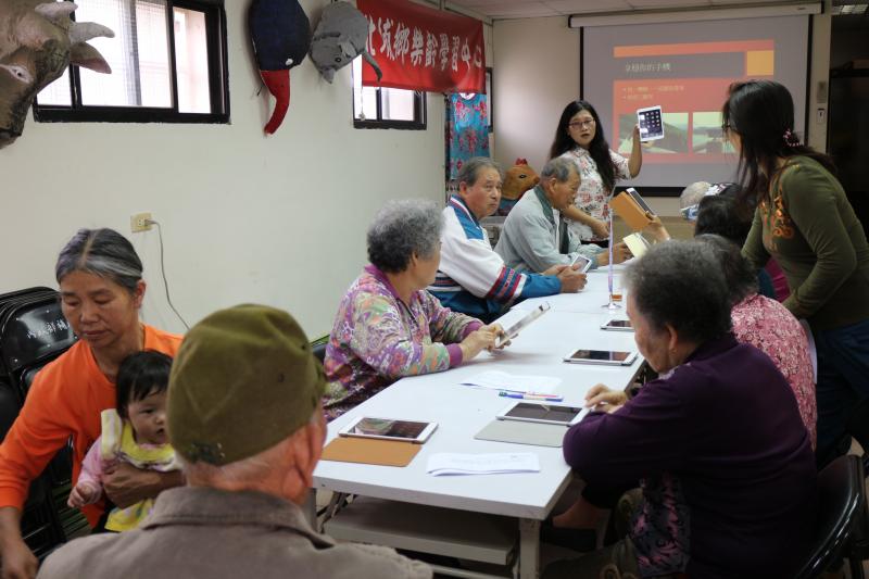 學員專注聽老師講解