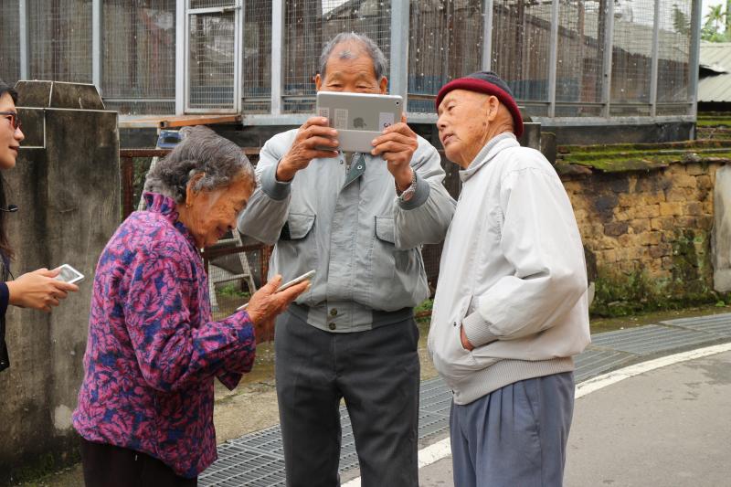 先讓大家拿穩平板拍照更清晰