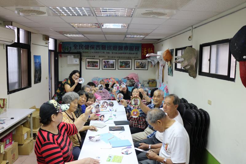 拍好的照片用廢棄的cd片製作相框，環保又有趣