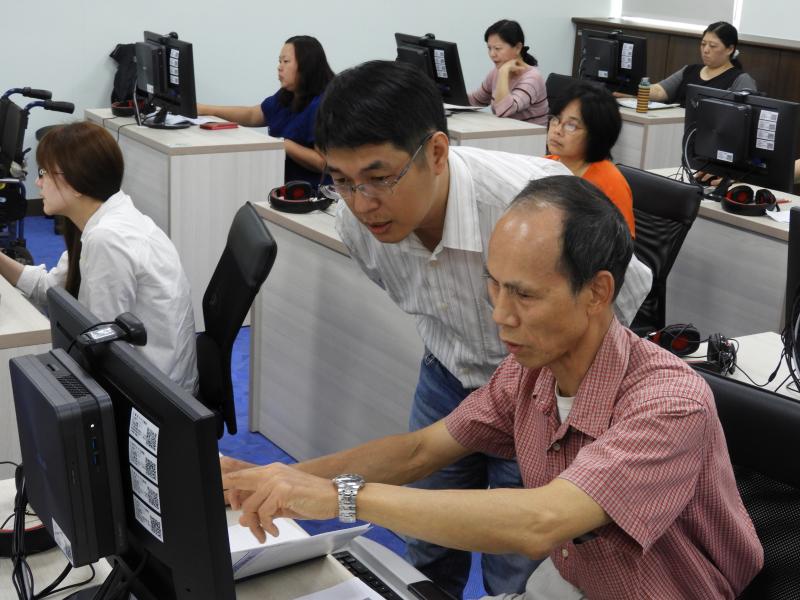 老師協助學員解決問題