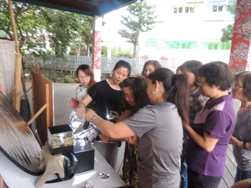 實際利用背景素材及簡單的小飾品，增加主角的亮麗