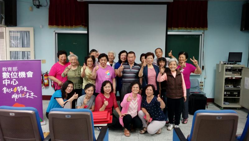 壯圍數位機會中心在壯圍國小樂齡開課成功！全體大合照