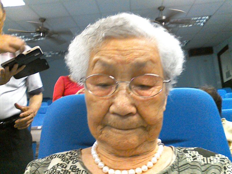 每個人都要拍5張，這是自拍最棒的一張，阿嬤說看鏡頭，就沒辦法按。眼睛沒張開沒關係啦！