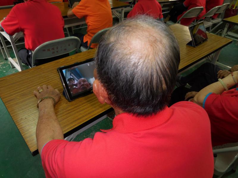 學員跟著老師步驟操作平板