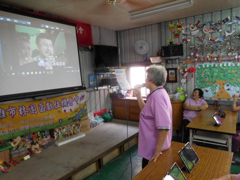 學員嘗試使用app歡唱