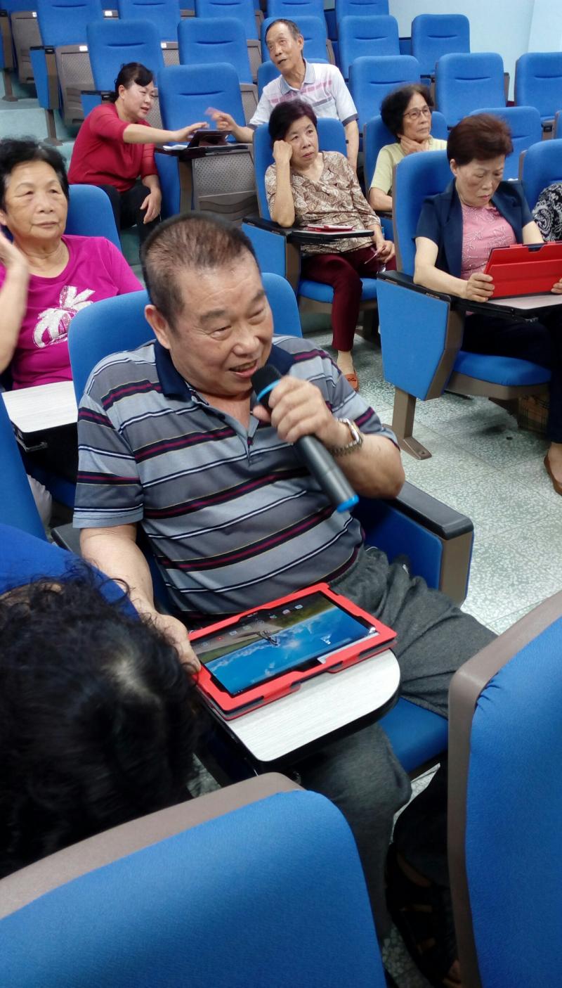 學員深情高歌，但是不能降KEY，卡拉OK比較好唱，平板很好玩