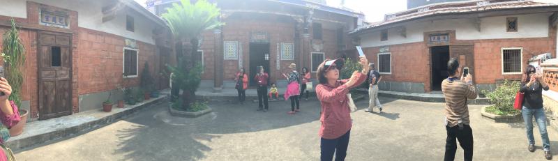 學員們在蔡家古厝拍攝中