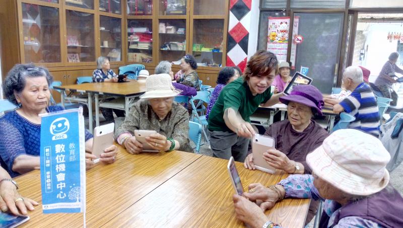 一對一協助學員解決問題