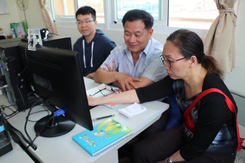 學員們互相教導學習