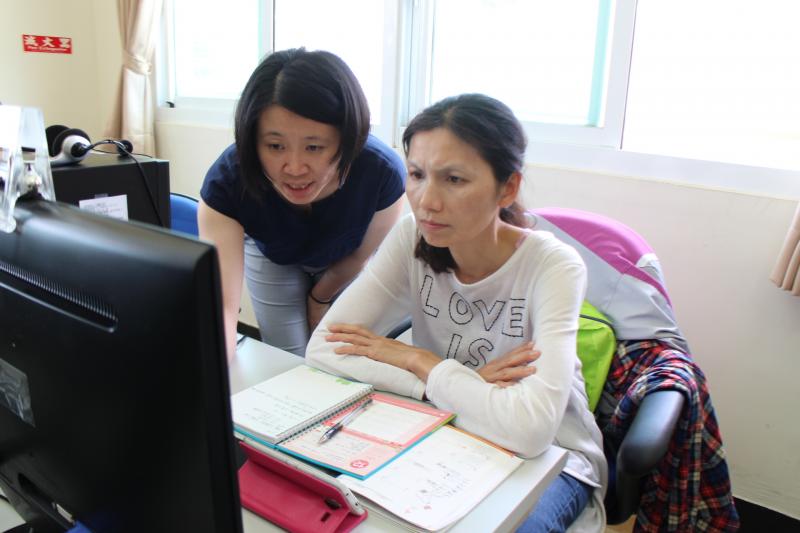 老師指導學員電腦操作