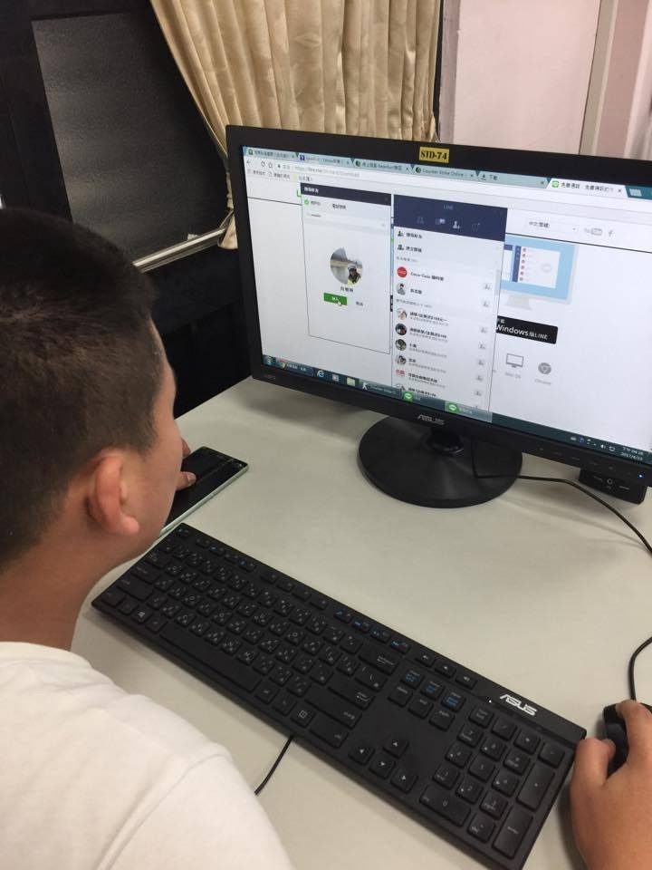 學員利用line互加好友、下載貼圖。