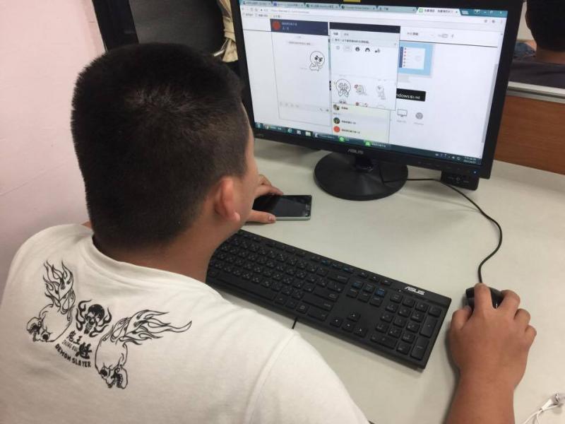 line建立群族、聊天室 、貼訊息等等。